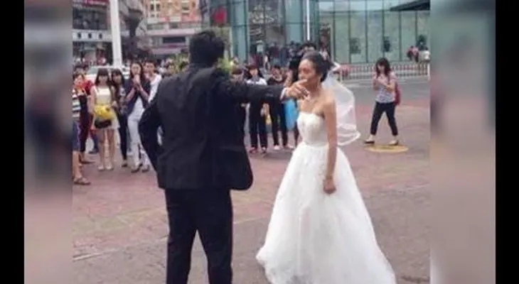 Un hombre golpea a su esposa el día de la boda