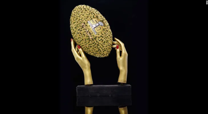 Oro y adornos extravagantes hacen parte de esta lujosa serie de balones de fútbol americano