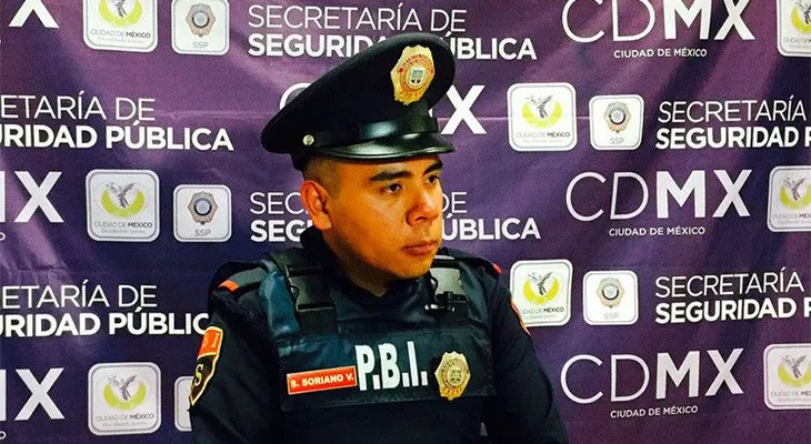 México: Un policía honrado sorprende al devolver el dinero que halló en una tienda de lujo