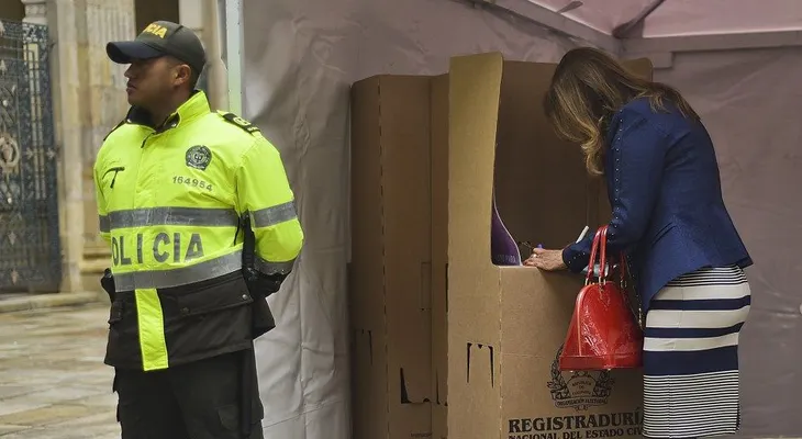 Los colombianos van a las urnas para elegir autoridades regionales