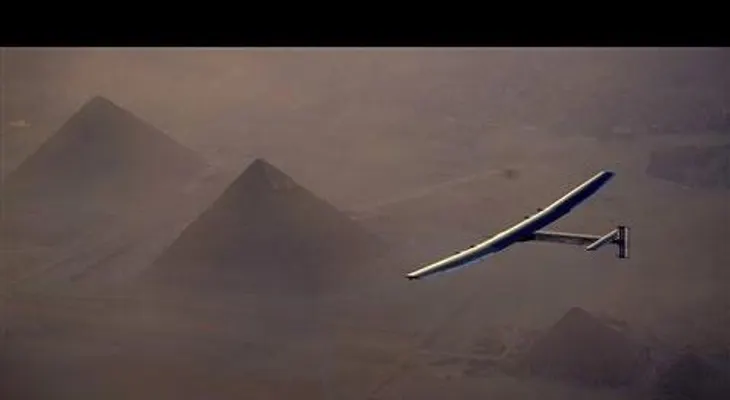 Avión solar sobrevuela las pirámides de Egipto (VIDEO)