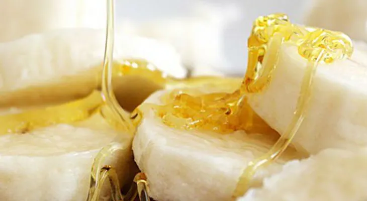 Plátano con miel de abeja, leche con fresas y otros tratamientos para prevenir las arrugas en las manos