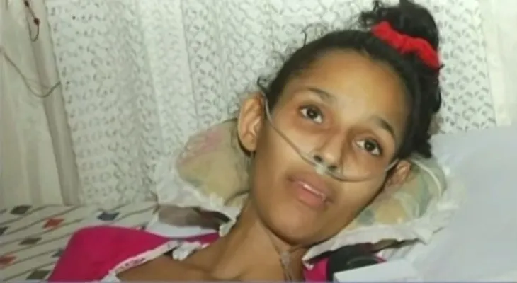 Familiares de joven con cáncer de colon pide ayuda económica