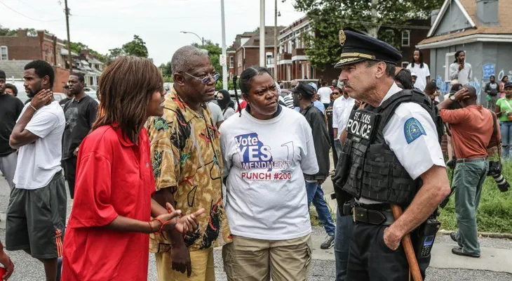 Policía de St. Louis se enfrenta a manifestantes tras tiroteo