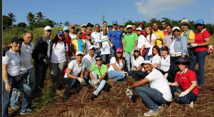 Empleados de la Contraloría reforestan en San Cristóbal  