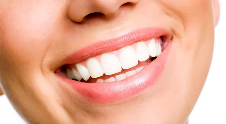 Blanquea tus dientes en dos minutos con este MARAVILLLOSO remedio y robate sus miradas