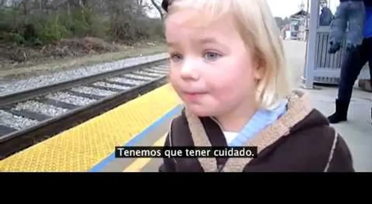 Te vas a derretir al ver la emoción de esta niña cuando ve llegar al tren.