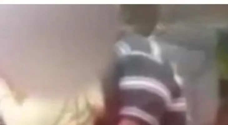 Captan hombre tocando a una menor