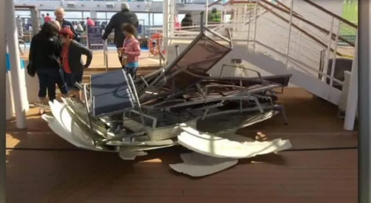 Capitán del crucero de Royal Caribbean que navegó en una tormenta, ¿héroe o villano? (VIDEO)
