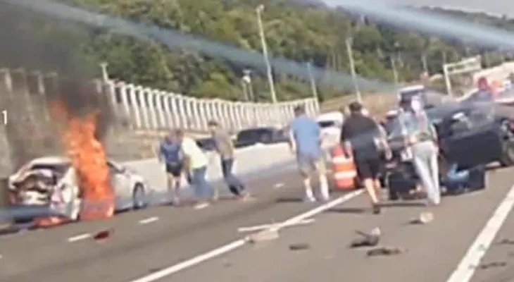 Acción heroica de conductores para salvar a una mujer de un auto en llamas