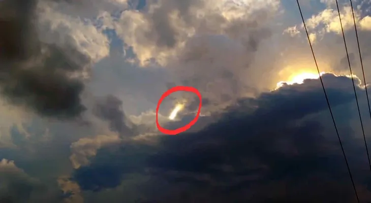 Video: misteriosa luz en el cielo parece ser algo fuera de este mundo