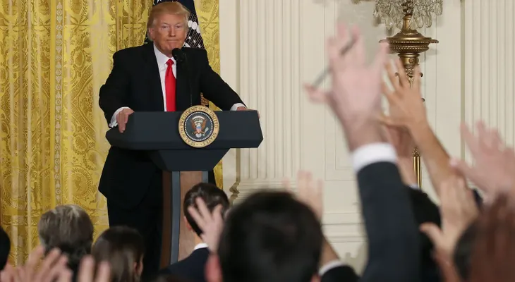 Seguidores de Trump aplauden lo que hizo en su conferencia de prensa