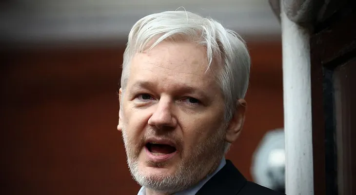 Wikileaks niega afirmación de Assange de que estarían tratando de hackear a Trump