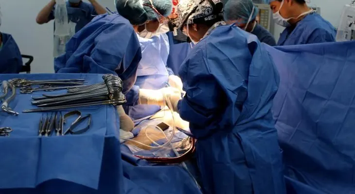 Cirujanos implantan en Colombia corazón artificial a una niña de diez años