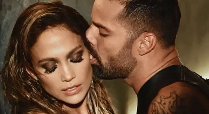 Ricky Martin muerde y acaricia a Jennifer López