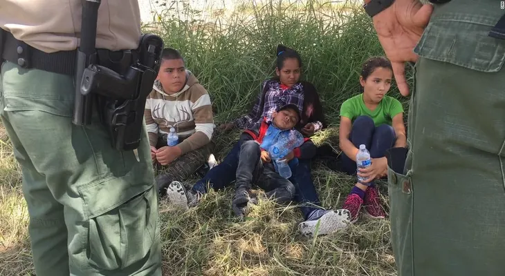 Juez federal de EE.UU. ordena reunificación de padres e hijos y poner fin a la mayoría de separaciones de familias en la frontera