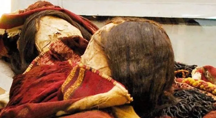 El sorprendente hallazgo de dos momias incas envueltas en trajes con un polvo tóxico en Chile