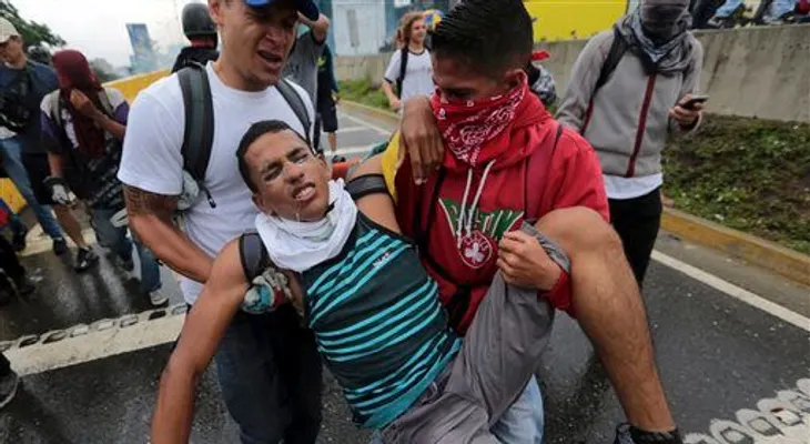 Guardias nacionales reprimen marcha en Caracas 