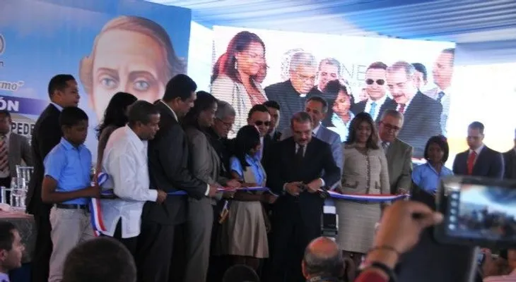 El Presidente Danilo Medina inaugura cinco escuelas en SPM