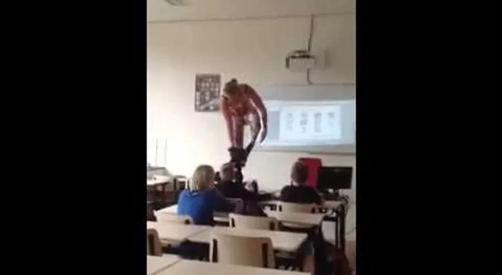 Una profesora se desnuda para enseñar materia de anatomía