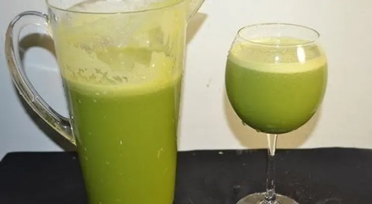 Un jugo de apio para personas que sufren de artritis e inflamaciones