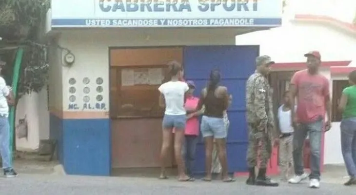 Roban dinero, escopeta y vehículo en banca de lotería