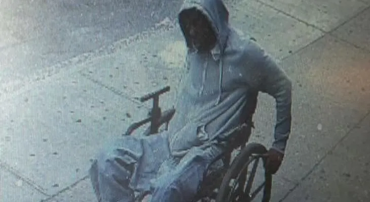 Persiguen hombre en silla de ruedas que robó banco en Nueva York 
