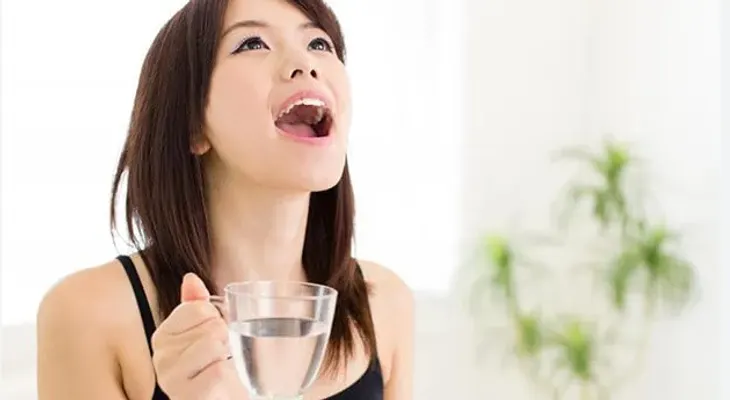 "Gárgaras de agua con sal: alivio natural para la garganta"