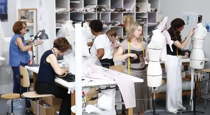 Chanel convierte sus talleres de costura en el escenario de su último desfile