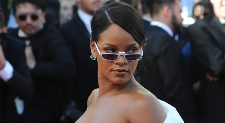 Rihanna le saca los pies a su billonario novio