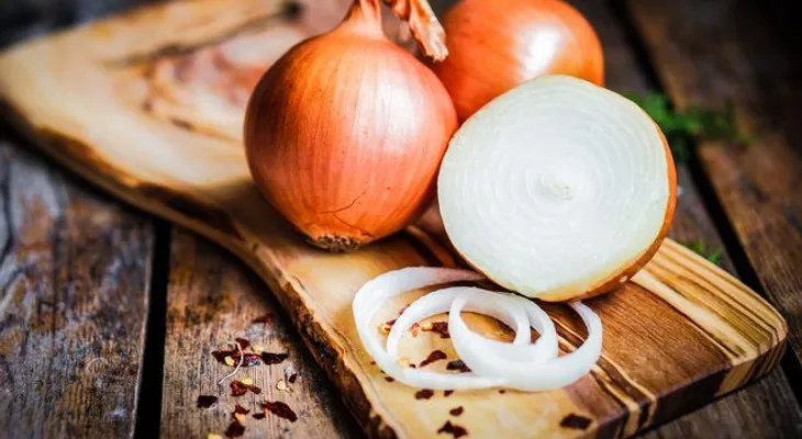 Chef muestra un truco simple para cortar cebollas sin llorar