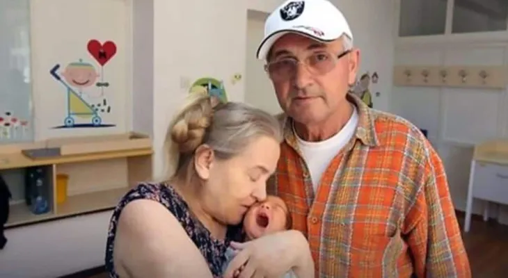 Fue madre a los 60 tras 20 años intentándolo: el marido le dio una razón insólita y la abandonó