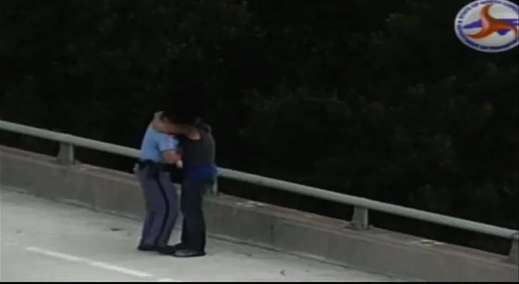 El abrazo de un policía salva a un suicida potencial (VIDEO)