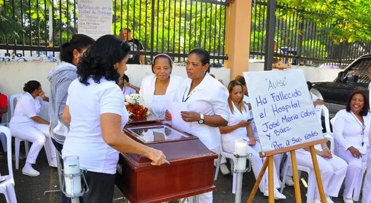 Enfermeras paran labores contra abandono hospital Cabral y Báez, de Santiago