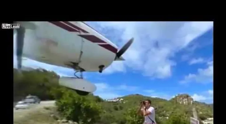 Una avioneta casi choca con un turista al aterrizar
