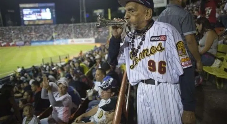 Caos económico azota al béisbol en Venezuela