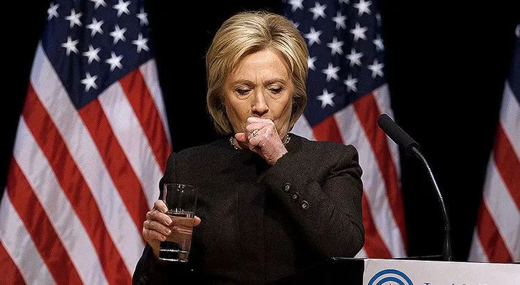 Hilary Clinton escupe una "misteriosa sustancia verde" en un vaso de agua? (VIDEO)