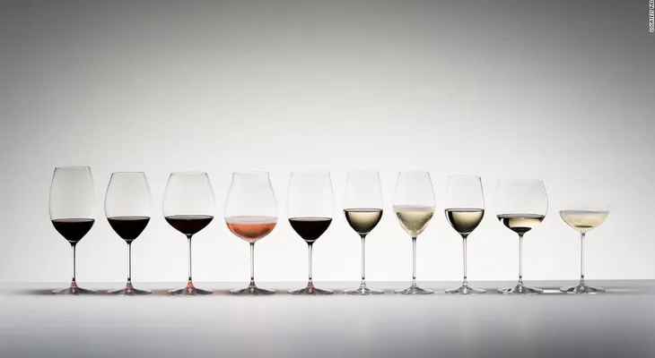 ¿La forma de una copa puede afectar el sabor de un vino?