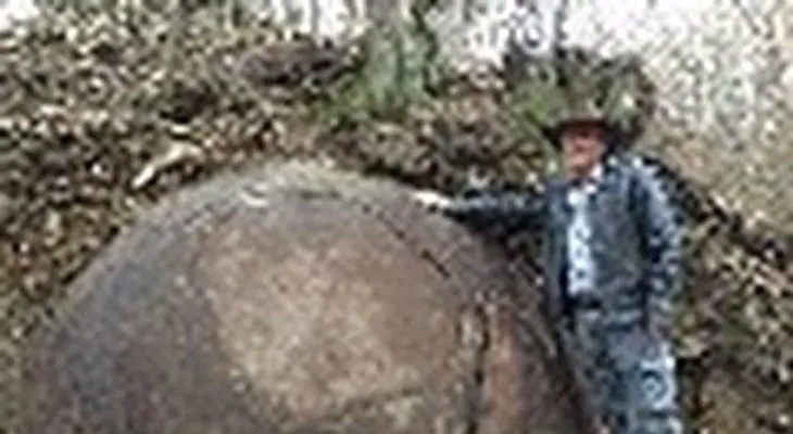 Un Indiana Jones encuentra una gigantesca bola de piedra en Bosnia (VIDEO)