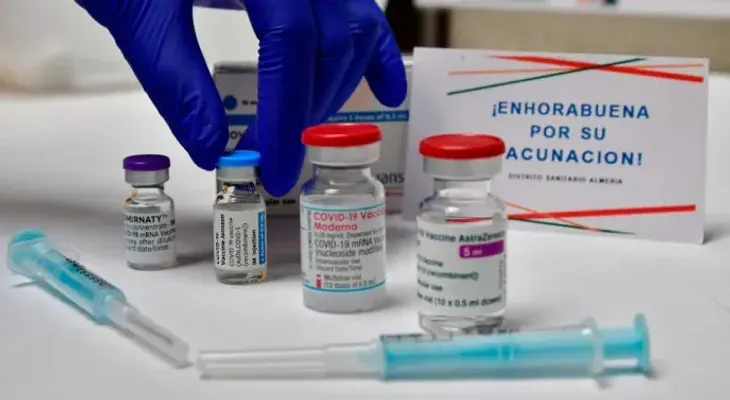 Las vacunas no generan proteínas tóxicas que se propagan por el cuerpo