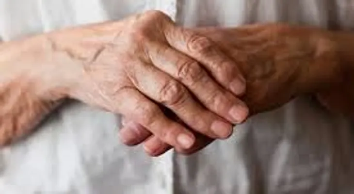 Introduce tus manos en esta solución para alivar el DOLOR de huesos
