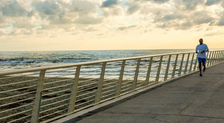 Beneficios y riesgos de correr por la playa