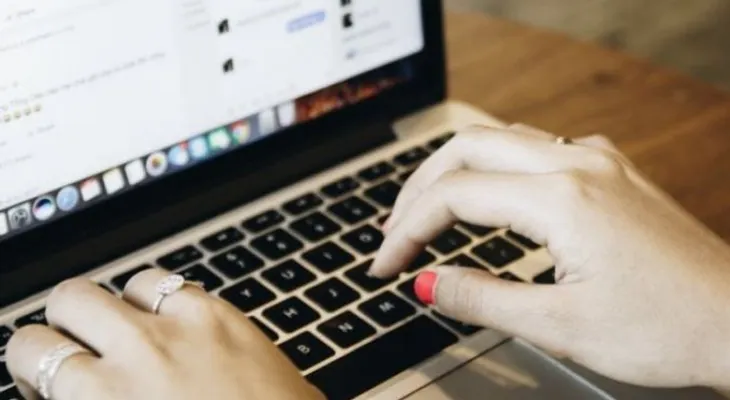 Una chica entregó tarde su tarea y ésta fue su justificación