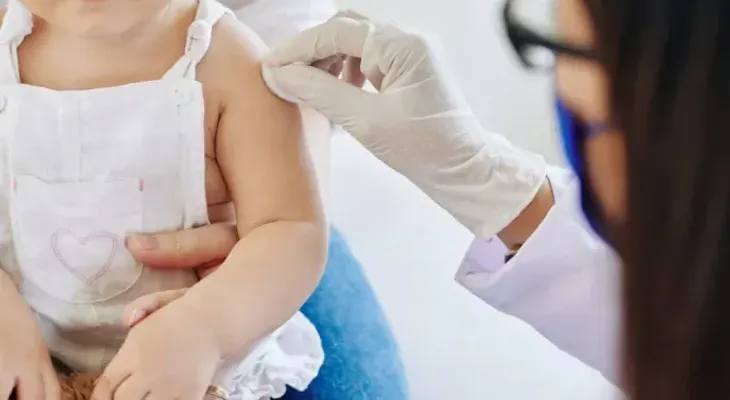 Médicos venezolanos rechazan "insistencia" Gobierno de Nicolás Maduro, en vacunar a niños desde 2 años