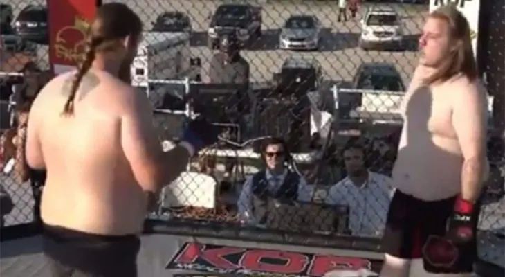 Un luchador de MMA fue descalificado por vomitar en plena pelea