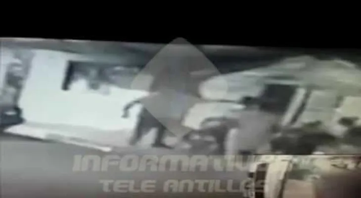 Graban hombre matando expareja en Santiago (VIDEO)