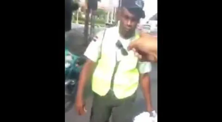 Un agente de AMET agrede a un ciudadano