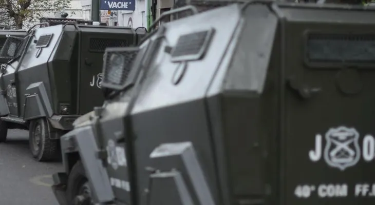 Chile: Insólito choque entre un automóvil blindado de Carabineros y una limusina