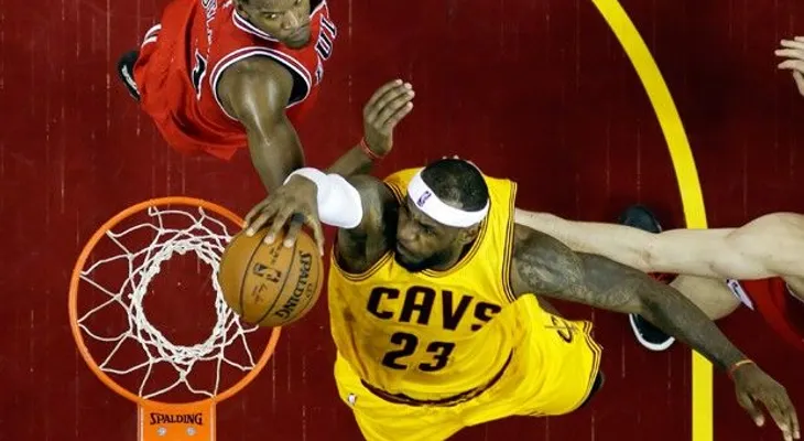LeBron anota 33 y los Cavaliers nivelan con Bulls