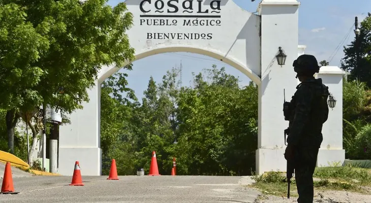 Catean casas y confiscan aviones mientras cierran cerco contra El Chapo